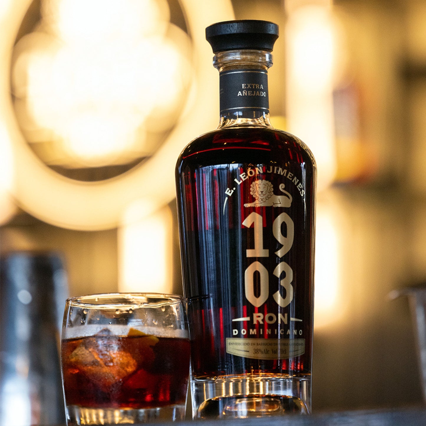 Ron E. León Jimenes 1903: Un Legado de Sabor y Tradición